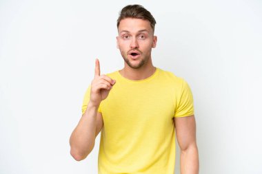 Beyaz arka planda izole edilmiş genç sarışın beyaz adam çözümü bulmak için parmağını kaldırıyor.