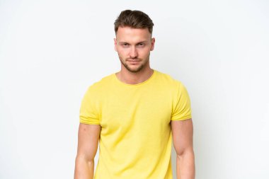 Beyaz arka planda hüzünlü bir ifadeyle izole edilmiş genç sarışın beyaz bir adam.