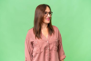 Orta yaşlı beyaz kadın izole edilmiş arka planda.