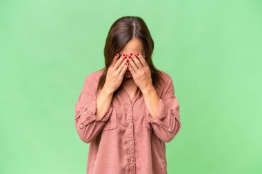 Orta yaşlı, beyaz, soyutlanmış, yorgun ve hasta bir yüzü olan bir kadın.