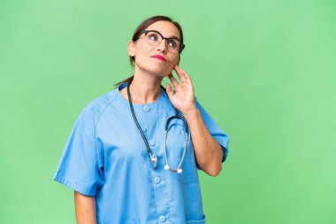 Tecrit edilmiş bir geçmişi olan orta yaşlı bir hemşire bir fikir düşünüyor.