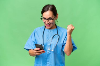 Tecrit edilmiş orta yaşlı hemşire kadın şaşırdı ve bir mesaj gönderiyor.