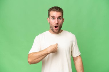 Yeşil krom arka planda izole edilmiş yakışıklı beyaz bir adam kendini işaret ediyor.