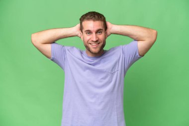 Yeşil krom arka planda izole edilmiş yakışıklı beyaz adam gülüyor.