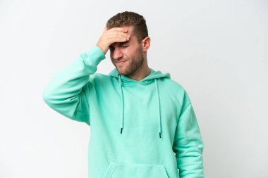 Beyaz arka planda başağrısı olan yakışıklı beyaz bir adam.