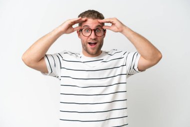 Beyaz arka planda beyaz tenli, yakışıklı beyaz bir adam. Sürpriz bir ifadeyle.