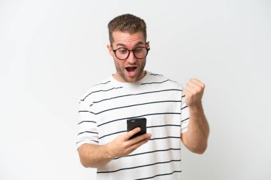 Beyaz arka planda izole edilmiş yakışıklı beyaz adam şaşırdı ve bir mesaj gönderiyor.