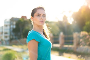 Dışarıda spor yapan genç bir kadın.