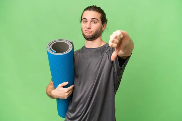 Giovane Uomo Sport Che Lezioni Yoga Tenendo Tappeto Sfondo Isolato — Foto Stock