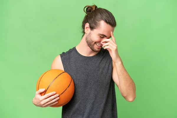 Pemain Basket Muda Dengan Latar Belakang Terisolasi Tertawa — Stok Foto