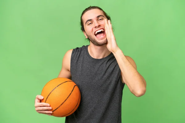 Ung Basketspelare Man Över Isolerad Bakgrund Skrika Med Munnen Vidöppen — Stockfoto