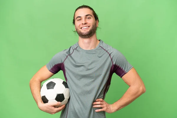 年轻英俊的足球运动员克服孤立的背景 手挽手 面带微笑 — 图库照片