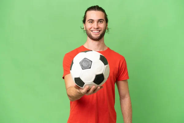 Νεαρός Όμορφος Άνδρας Απομονωμένος Στο Πράσινο Chroma Φόντο Μπάλα Ποδοσφαίρου — Φωτογραφία Αρχείου