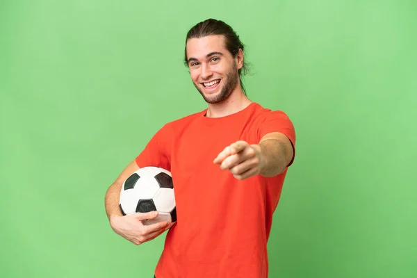 Jonge Knappe Man Geïsoleerd Groene Chroma Achtergrond Met Voetbal Wijzen — Stockfoto