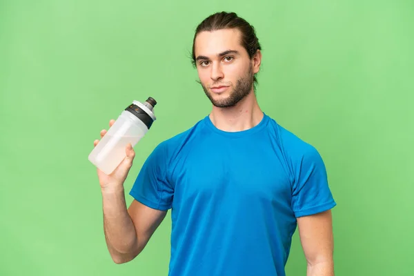 Młody Przystojny Mężczyzna Odizolowany Zielony Chroma Tle Butelek Wody Sportowej — Zdjęcie stockowe