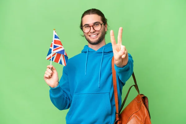 Mladý Pohledný Muž Držící Britskou Vlajku Nad Izolovaným Pozadím Úsměvem — Stock fotografie