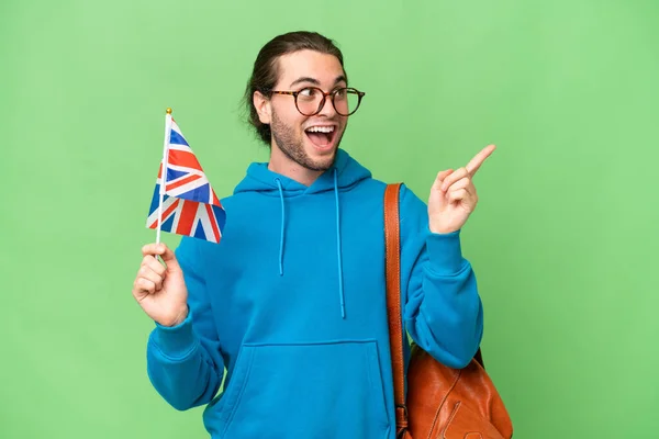 Mladý Pohledný Muž Drží Britskou Vlajku Nad Izolovaným Pozadím Úmyslem — Stock fotografie