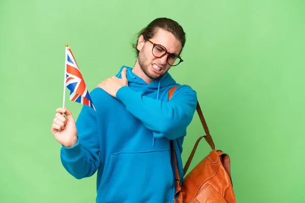 Mladý Pohledný Muž Drží Britskou Vlajku Nad Izolovaným Pozadím Trpí — Stock fotografie