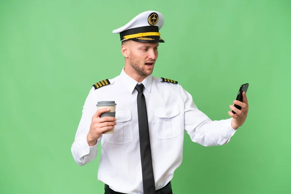 Flugzeugpilot Mann Über Isoliertem Hintergrund Mit Kaffee Zum Mitnehmen Und — Stockfoto