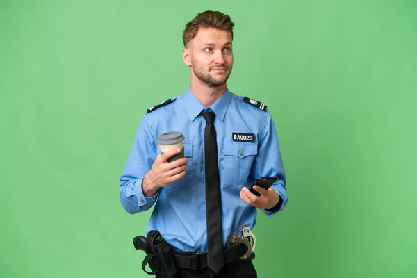 Jovem Policial Sobre Fundo Isolado Segurando Café Para Tirar Celular — Fotografia de Stock