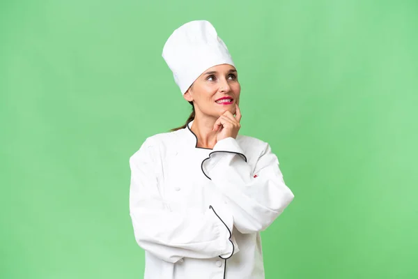 Chef Donna Mezza Età Sfondo Isolato Pensando Idea Mentre Guardando — Foto Stock