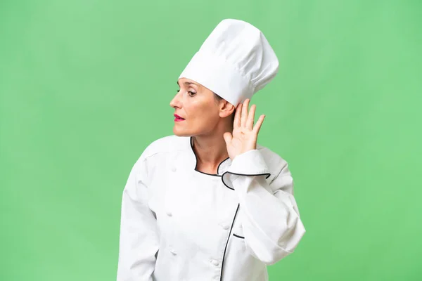 Chef Donna Mezza Età Sfondo Isolato Ascoltando Qualcosa Mettendo Mano — Foto Stock