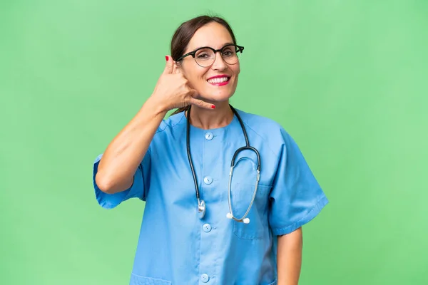 Krankenschwester Mittleren Alters Mit Isoliertem Hintergrund Und Handygesten Rufen Sie — Stockfoto