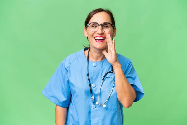 Krankenschwester Mittleren Alters Über Isoliertem Hintergrund Schreit Mit Weit Geöffnetem — Stockfoto