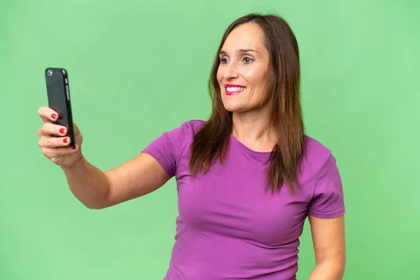Biała Kobieta Średnim Wieku Odizolowanym Tle Robi Selfie Telefonem Komórkowym — Zdjęcie stockowe