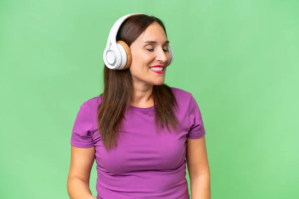 Mujer Caucásica Mediana Edad Sobre Fondo Aislado Escuchando Música —  Fotos de Stock