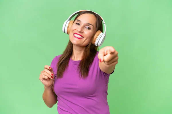 Mujer Caucásica Mediana Edad Sobre Fondo Aislado Escuchando Música Señalando —  Fotos de Stock