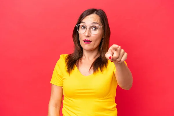 Middle Aged Caucasian Woman Isolated Red Background Surprised Pointing Front — Stock Photo, Image
