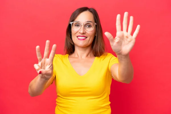 Μεσήλικη Καυκάσια Γυναίκα Απομονωμένη Κόκκινο Φόντο Μετρώντας Οκτώ Δάχτυλα — Φωτογραφία Αρχείου