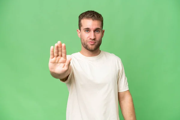 Νεαρός Όμορφος Καυκάσιος Άνδρας Απομονωμένος Πράσινο Χρωματικό Υπόβαθρο Κάνοντας Χειρονομία — Φωτογραφία Αρχείου