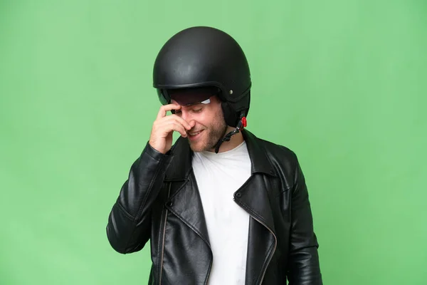 若いですCaucasian男とともにオートバイヘルメット隔離上の緑色の背景笑い — ストック写真