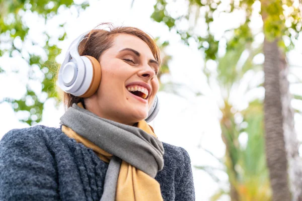 Mujer Morena Escuchando Música Con Auriculares Aire Libre —  Fotos de Stock