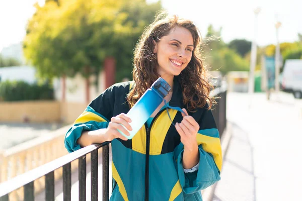 Joven Deportista Aire Libre Con Una Botella Agua — Foto de Stock
