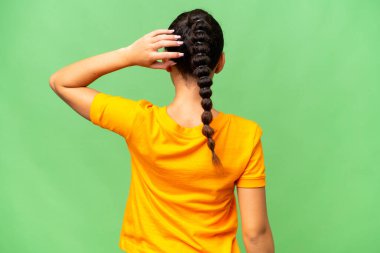 Genç bir Arap kadın arka planda izole edilmiş ve düşünüyor.