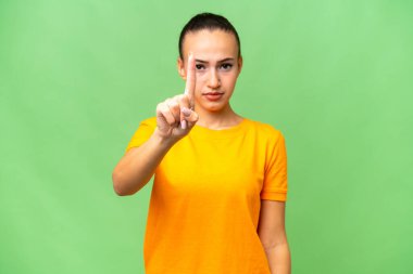 Soyutlanmış bir geçmişi olan genç bir Arap kadını ciddi bir ifadeyle sayıyor.