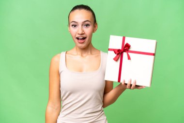 Genç bir Arap kadının, yalıtılmış bir geçmişi var. Şaşırmış ve şok olmuş bir yüz ifadesi var.