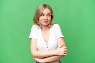 Soyutlanmış bir geçmişi olan genç bir İngiliz kadın omuzlarını kaldırırken şüphe jesti yapıyor.