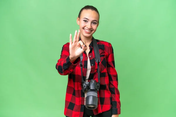 Joven Fotógrafa Árabe Sobre Fondo Aislado Feliz Contando Tres Con —  Fotos de Stock