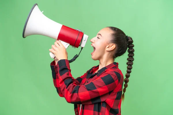 Jonge Arabische Vrouw Geïsoleerde Achtergrond Schreeuwt Door Een Megafoon Iets — Stockfoto