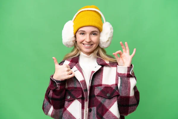 Jovem Inglesa Mulher Vestindo Inverno Muffs Sobre Isolado Fundo Mostrando — Fotografia de Stock