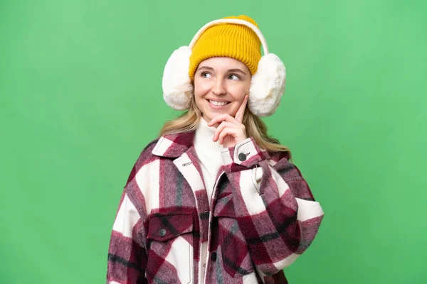 Νεαρή Αγγλίδα Που Φοράει Χειμωνιάτικες Μανσέτες Απομονωμένο Φόντο Σκεπτόμενη Μια — Φωτογραφία Αρχείου