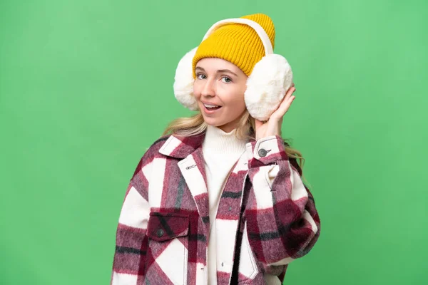 Молодая Английская Женщина Зимних Муфтах Изолированном Фоне Слушая Прикладывая Руку — стоковое фото