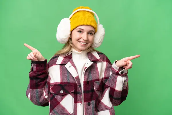Νεαρή Αγγλίδα Που Φοράει Χειμωνιάτικες Μανσέτες Απομονωμένο Φόντο Δείχνοντας Δάχτυλο — Φωτογραφία Αρχείου