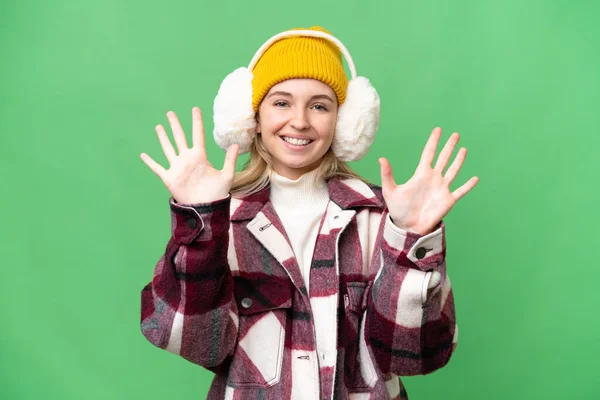 Νεαρή Αγγλίδα Που Φοράει Χειμωνιάτικες Μανσέτες Απομονωμένο Φόντο Μετρώντας Δέκα — Φωτογραφία Αρχείου