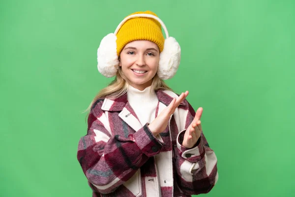 Молода Англійська Жінка Носить Зимові Муфти Через Ізольоване Тло Аплодуючи — стокове фото