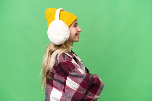 Νεαρή Αγγλίδα Που Φοράει Χειμωνιάτικες Μανσέτες Απομονωμένο Φόντο Πλάγια Θέση — Φωτογραφία Αρχείου